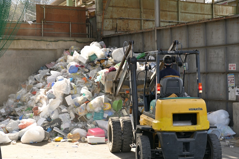 廃棄プラスチックの選別作業